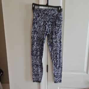 ladies sz 6 lululemon gray/black geometric athletic pants